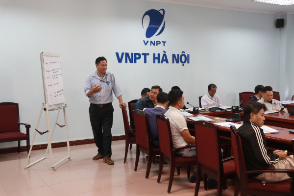 ọc viên VNPT Hà Nội thuyết trình kết quả làm việc nhóm